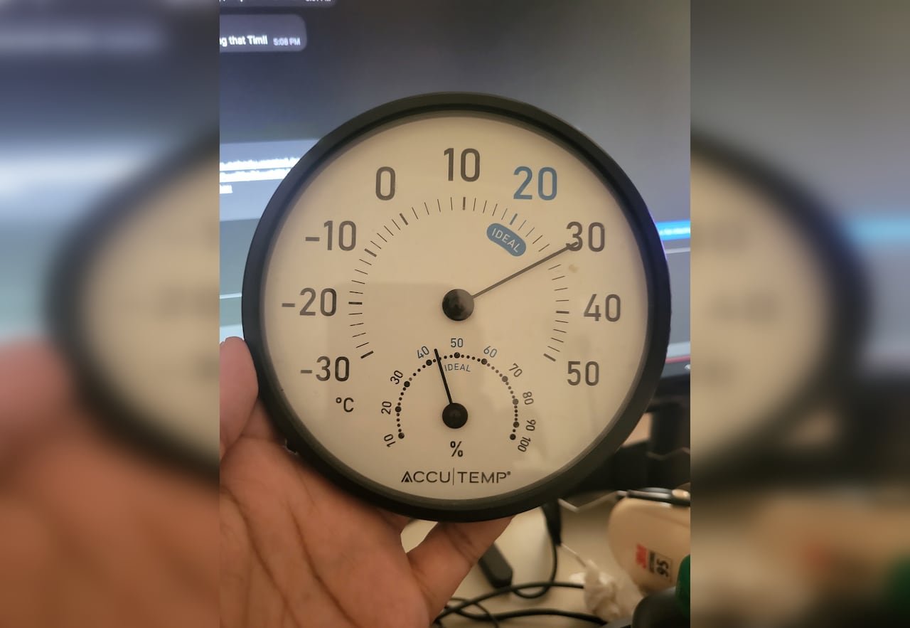 default-28 A thermometer reading